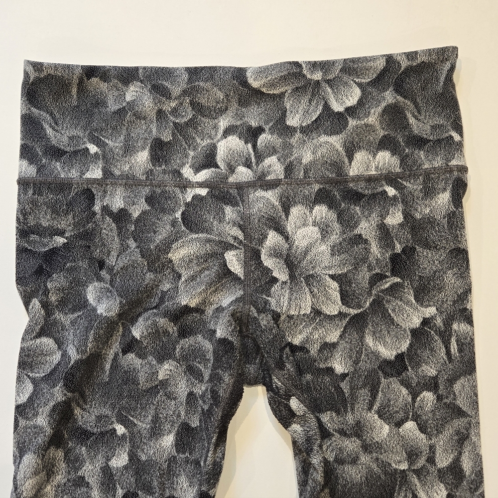 Athleta Salutation Stash Pocket 7/8 Legging in White & Black Floral Size L - Picture 5 of 10